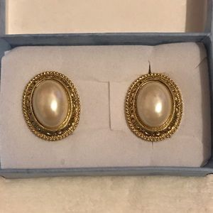 Vintage Avon clip on earrings